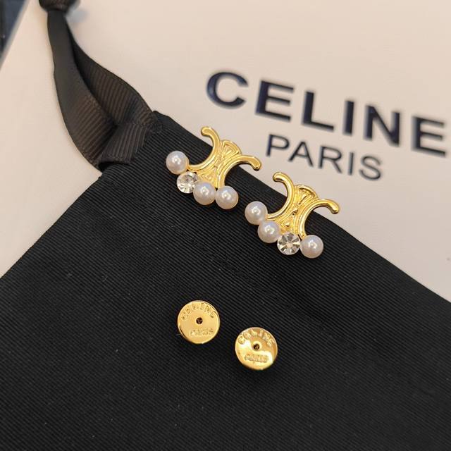 Celine 新款凯旋门流苏晶钻珍珠耳钉原版logo字印 与众不同的设计 个性十足 颠覆你对传统耳环的印象 使其魅力爆灯